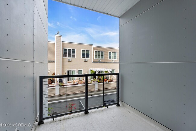 Building Photo - 521 Lake Ave