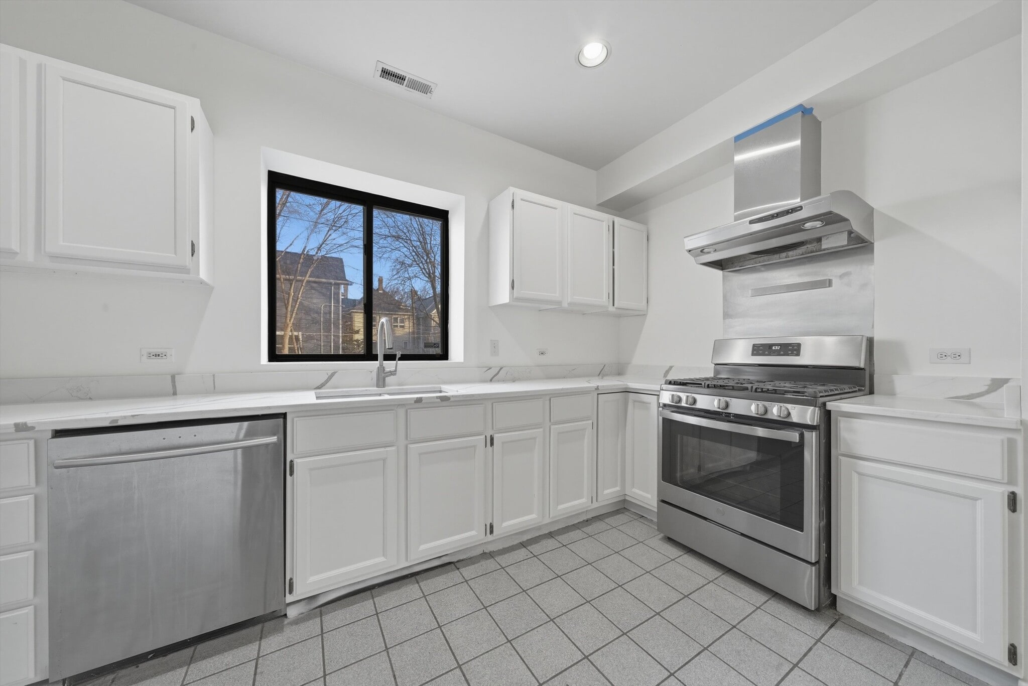 Building Photo - 4537 N Greenview Ave