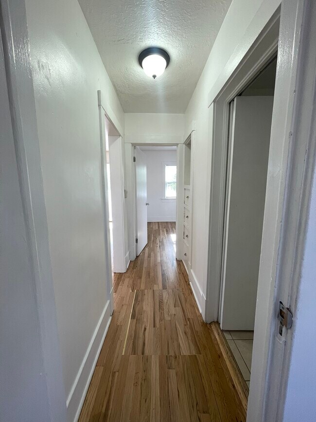 Building Photo - 407 Harvard Dr SE