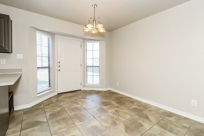 Building Photo - 1217 Greenbriar Ln