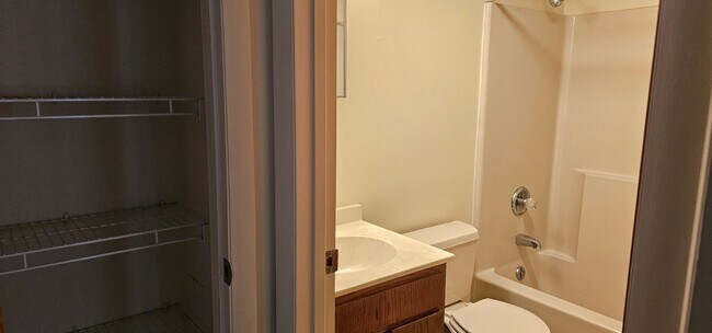 Building Photo - Fairmount East II - 2 Bedroom 2 Bath Middl...