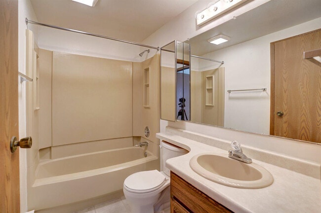 Building Photo - 235 Broadway Dr