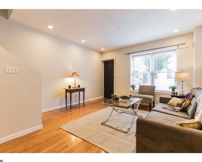 Building Photo - Point Breeze Townhome
