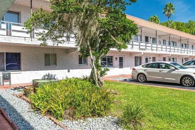Building Photo - 1100 Martinique Dr