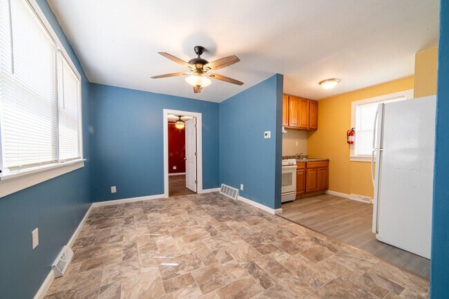 Building Photo - 323 W Peach St