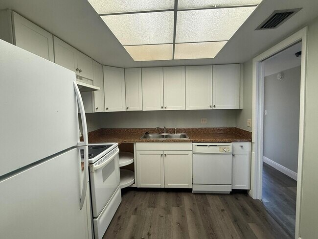 Building Photo - 2050 Oleander Blvd