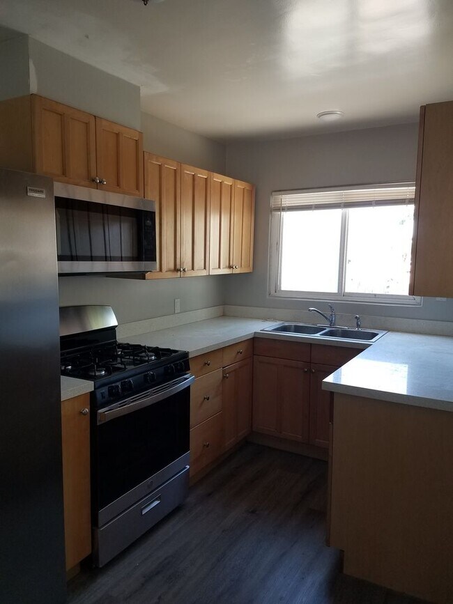 Building Photo - 2-Bed/1-Bath House w/Garage. Walking Distance to Beach