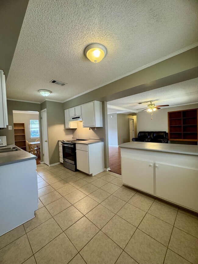 Building Photo - 2085 Trailwood Dr