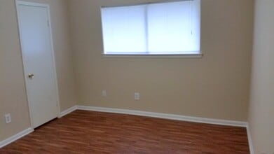 Building Photo - 430 Mistywood Dr