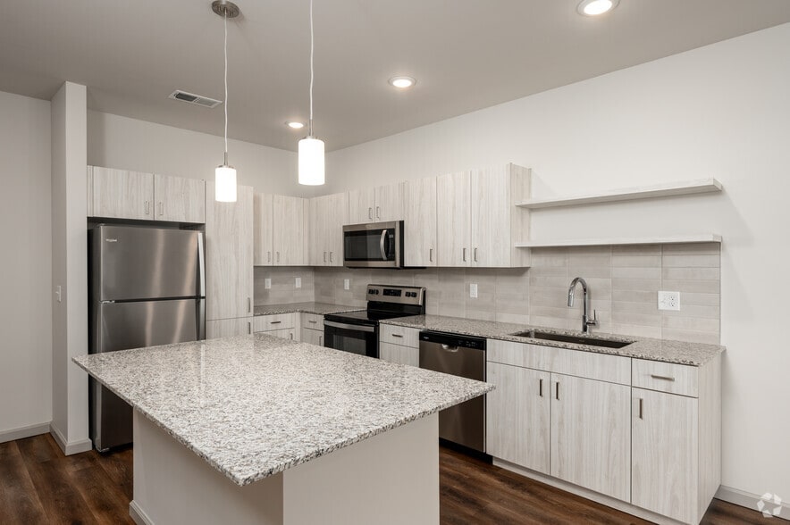 1BR, 1BA - 752SF - Kitchen - The Leo