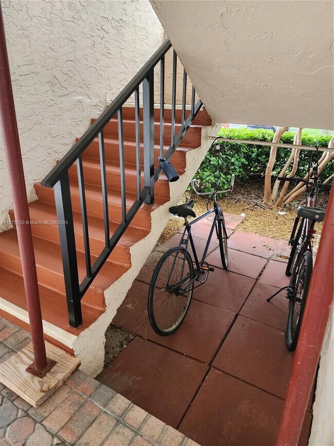 Building Photo - 681 S Hollybrook Dr