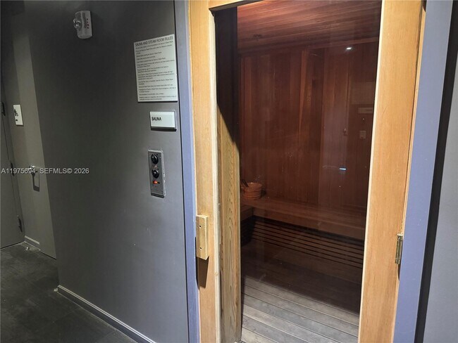 Building Photo - 1300 Brickell Bay Dr