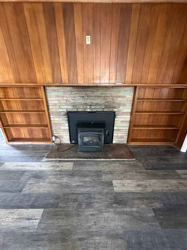 Building Photo - Three bedroom, one bath, downtown Bishop