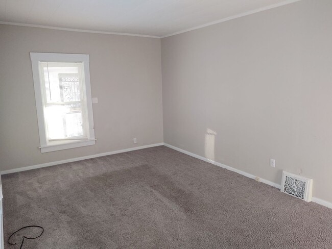 Building Photo - House 3 bedroom 1 bathroom