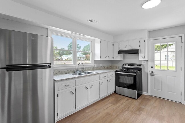 Building Photo - Move-In Ready Ranch Home in Prime Princeto...