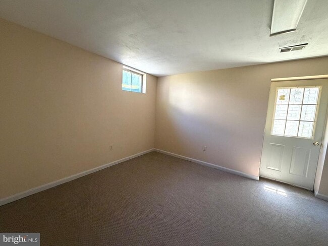 Building Photo - 407 Tamarack Cir