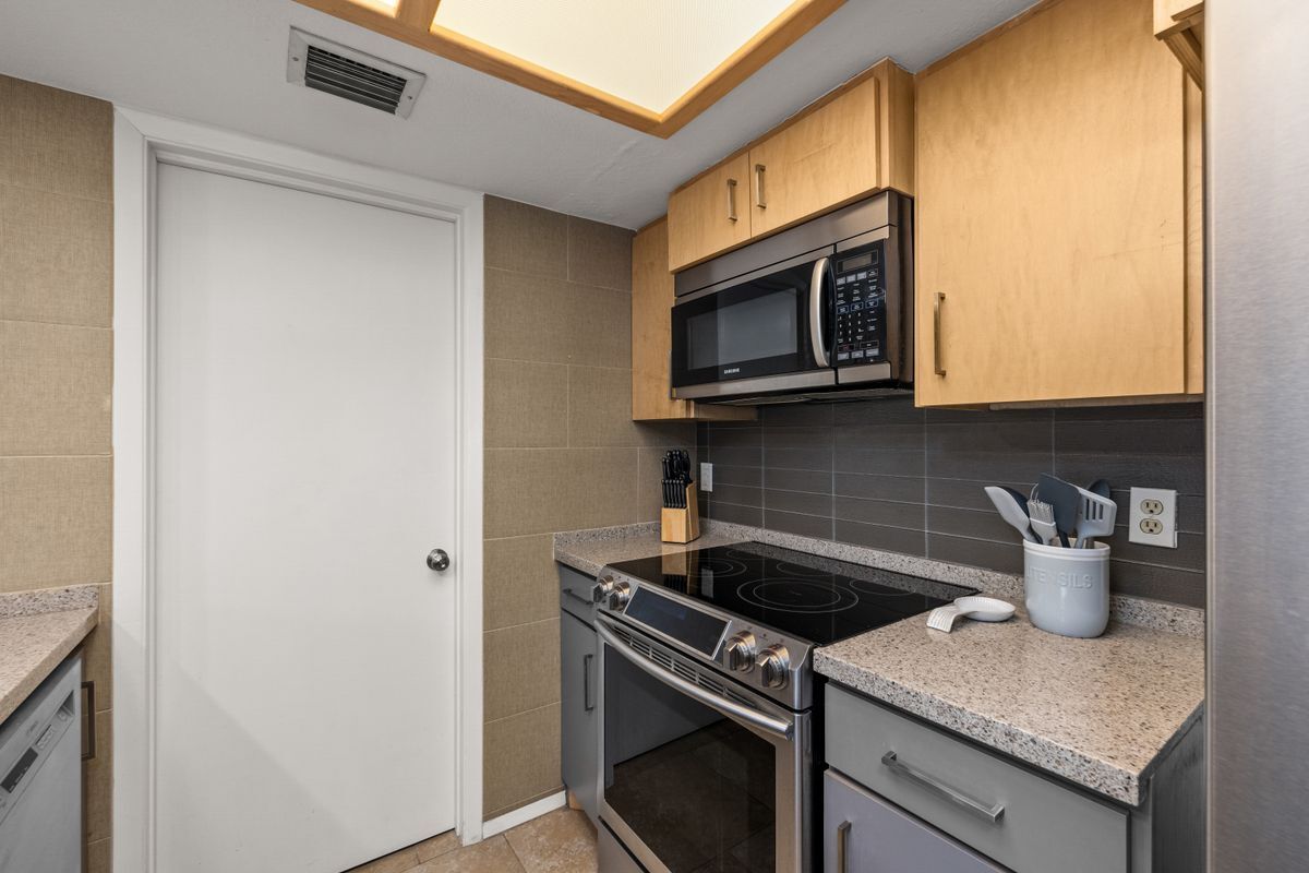 Building Photo - 1118 E Esperanza St