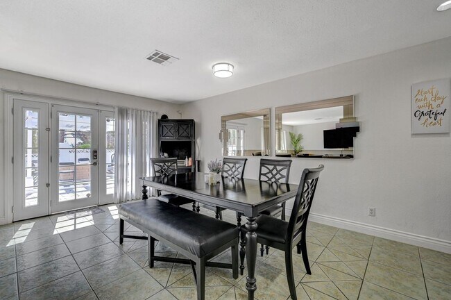 Building Photo - Beautiful single-story custom home featuri...