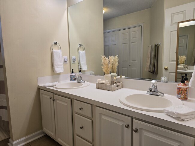 Building Photo - 2837 Bridgeport Dr