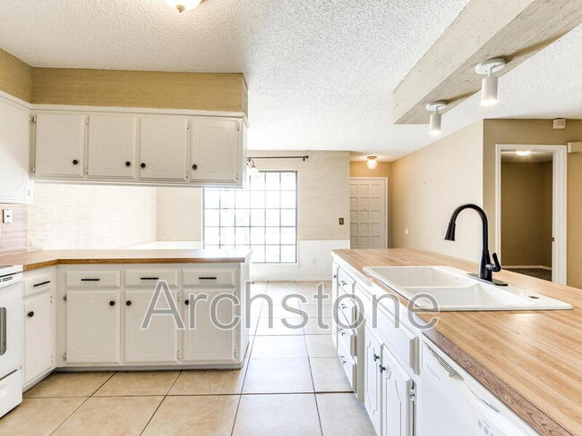 Building Photo - 6605 Lyrewood Ln