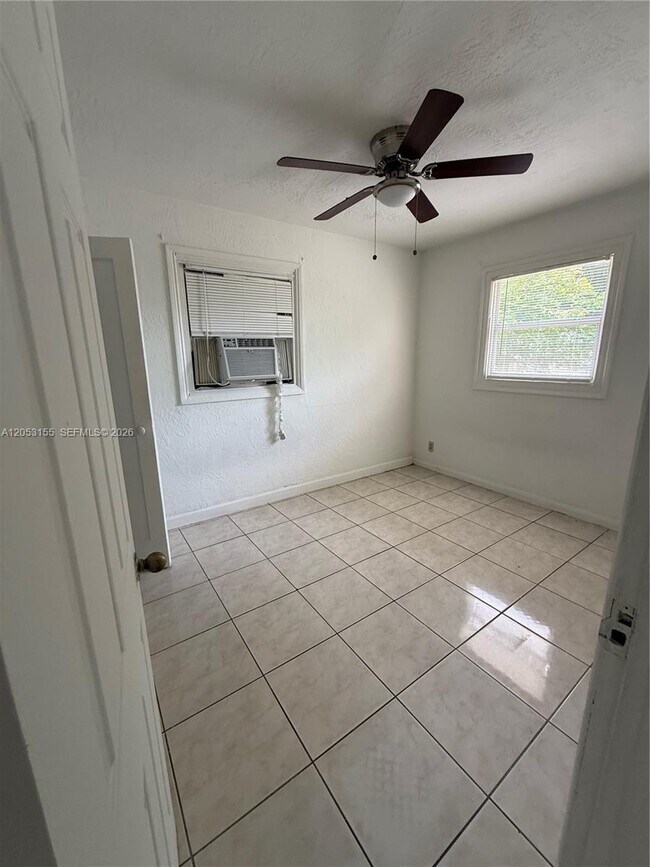 Building Photo - 708 N 20th Ct