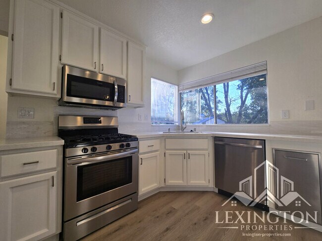 Building Photo - Beautifully Updated, 4BD/3BA, Home in Rocklin – Excellent Location!