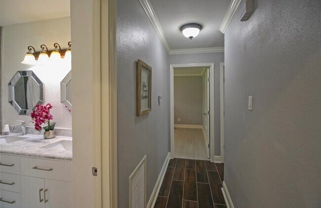 Building Photo - 6002 Duxbury St