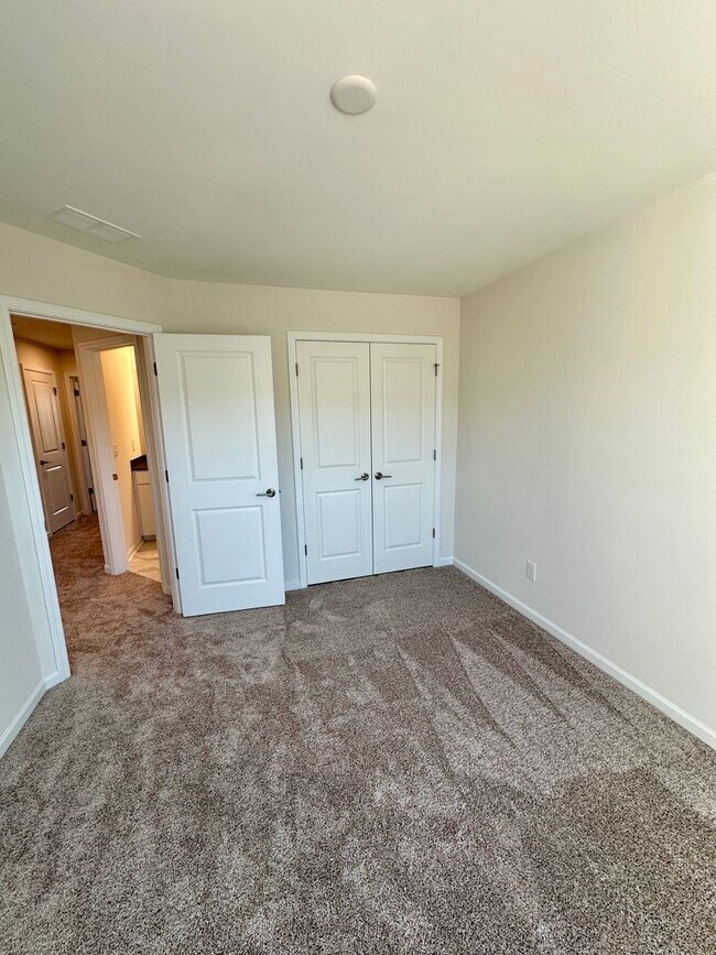 Building Photo - Beautiful 3BR/2.5BA Townhouse in Odell Corners