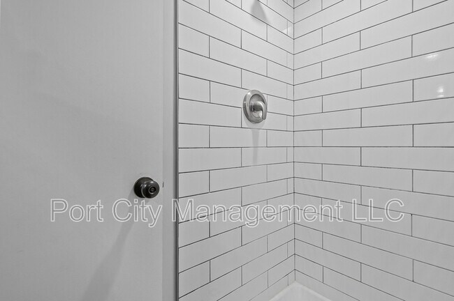 Building Photo - 885 Jaydee Ave