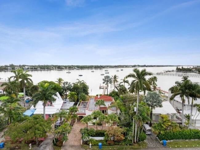 Building Photo - 114 S Lake Dr