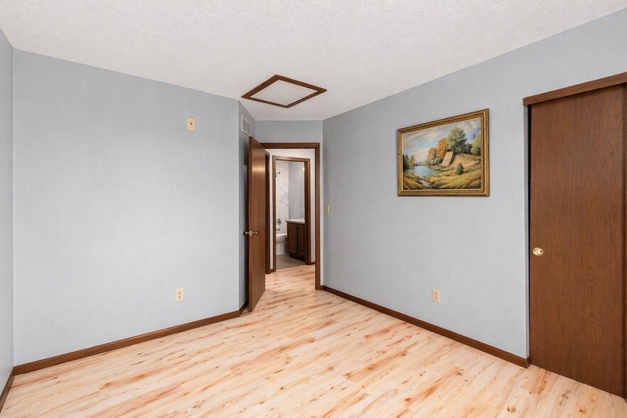 Building Photo - 8635 Oak Creek Dr