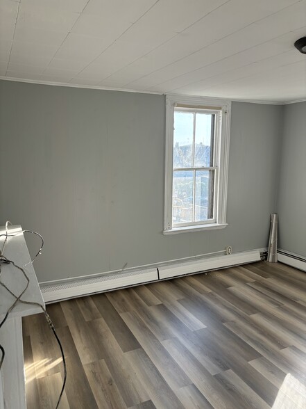 Building Photo - 652 Maple St