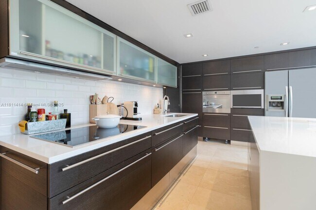 Building Photo - 6000 Collins Ave