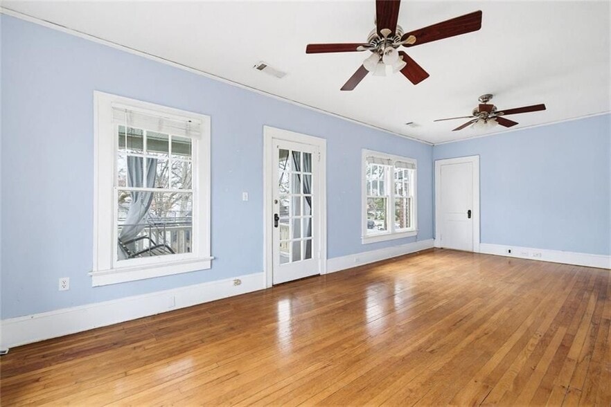 Building Photo - 114 E Maple St