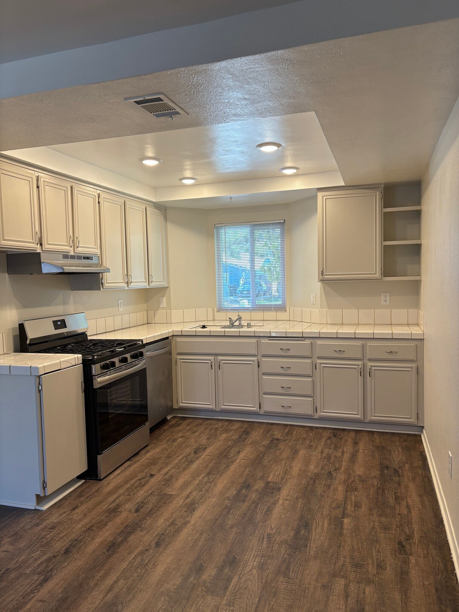 Building Photo - 2113 Phlox Ave