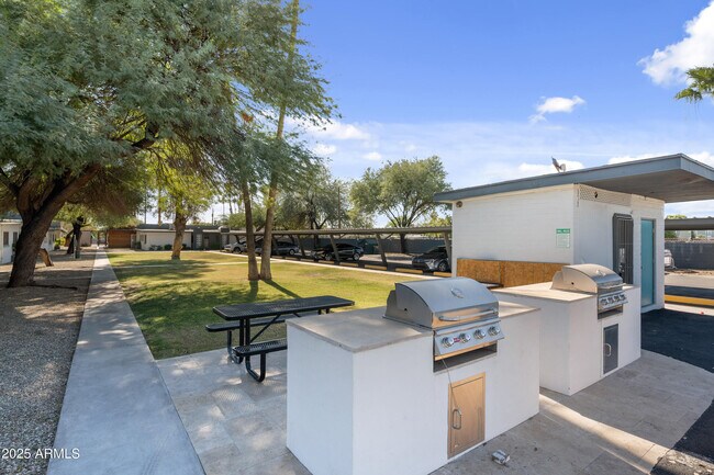 Building Photo - 1518 W Colter St