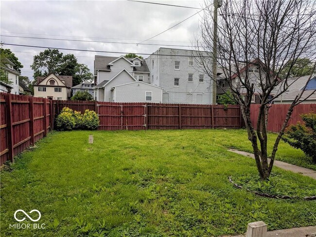 Building Photo - 2310 N Kenwood Ave