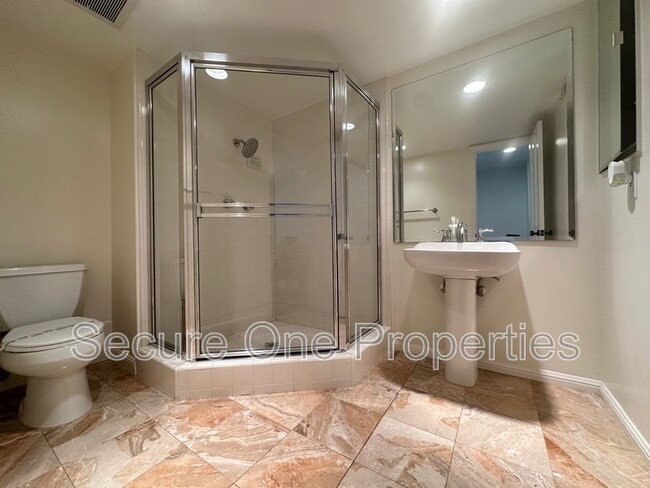 Building Photo - 4671 Club View Dr