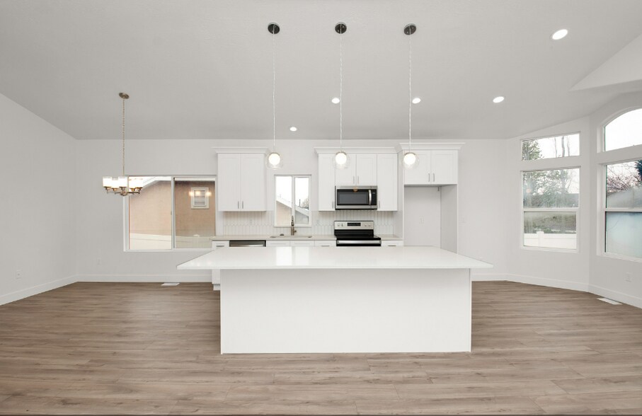 Building Photo - 1511 Lakeview Dr