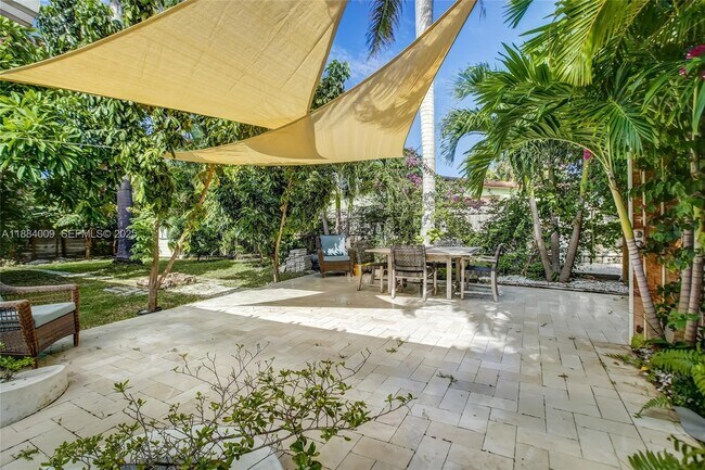 Building Photo - 2601 NE 11th Ct