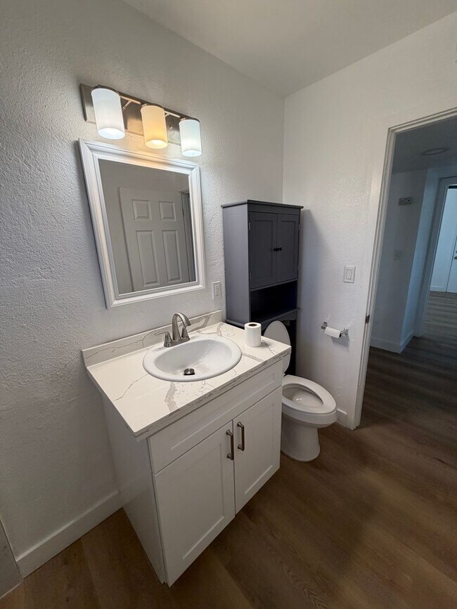 Building Photo - WoW! Newley Remodeled 3 BD 1 Ba house with a 1 Car Garage in East Bakersfield