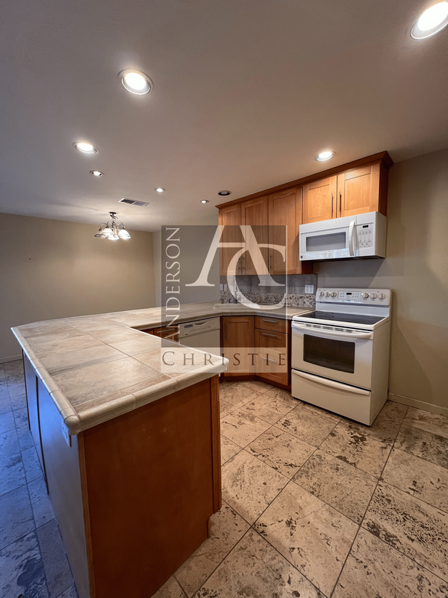 Building Photo - Charming 2BR/1BA End Unit for Rent – Great...