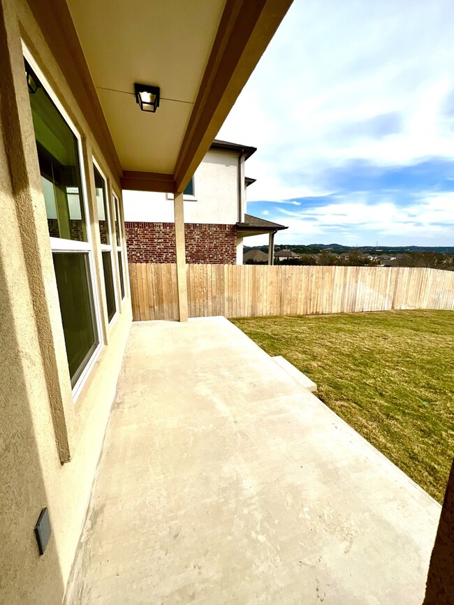 Building Photo - Beautiful 3 beds 2.5 baths in Lago Vista