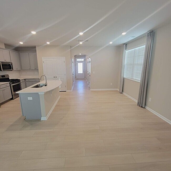 Building Photo - End Unit; 3Br/2.5BA Townhouse