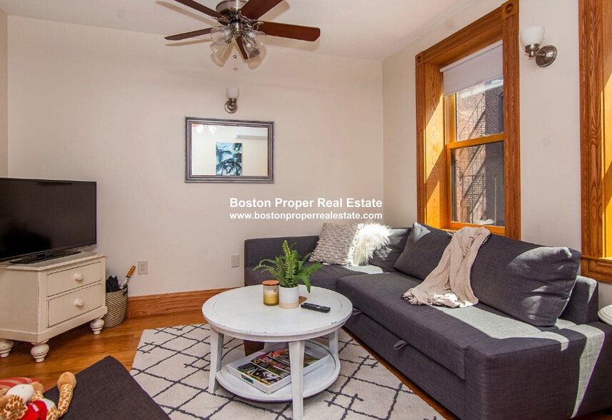 Building Photo - 137 Charles St