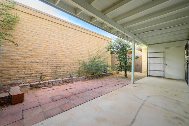 Building Photo - 510 W Cll Lago