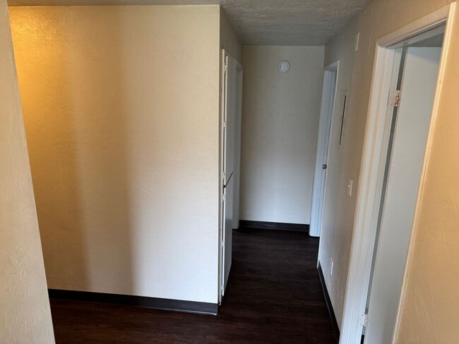 Building Photo - Updated 2 bedroom 1 bathroom duplex in Springfield!