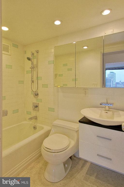 Building Photo - 200 Locust St