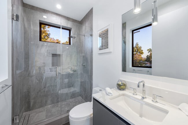 Building Photo - 18303 Oakbury Cir