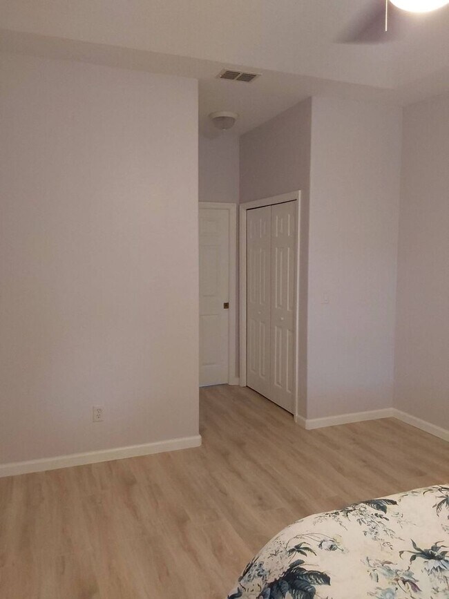 Building Photo - Cozy 3/2/2 single family house with screen...